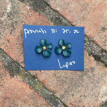 Load image into Gallery viewer, Flower Studs