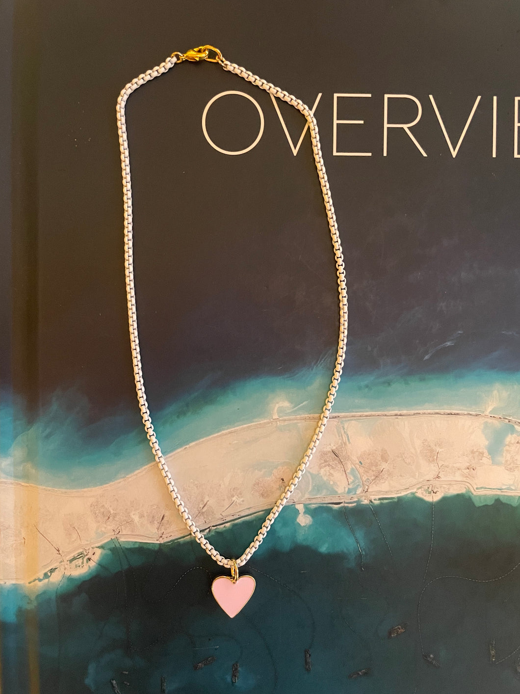 White pop enamel necklace with pink heart